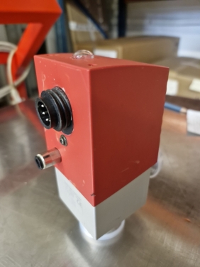 Foto produktu Angle valve Pfeiffer Vacuum, DN 25 with position indicator, with solenoid 24 V DC - 7 pin plug connector
