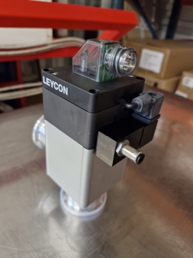 Foto produktu Vacuum Angle valve VAT series 264, DN 40, with position indicator, with solenoid valve 24 V DC, LEYCON